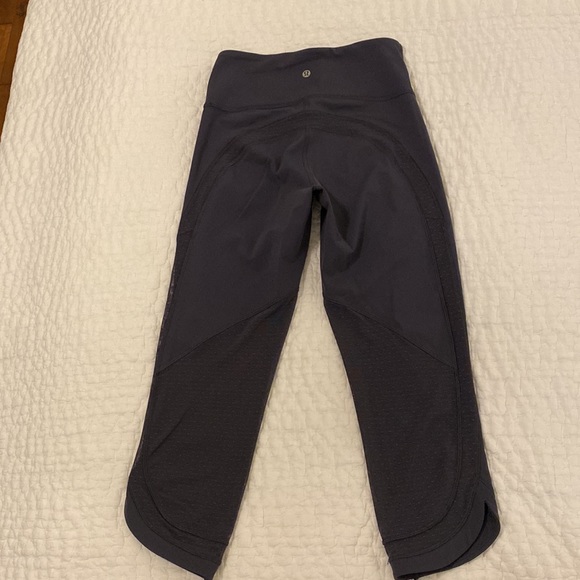 Lululemon cropped leggings with mesh detail - Picture 4 of 6